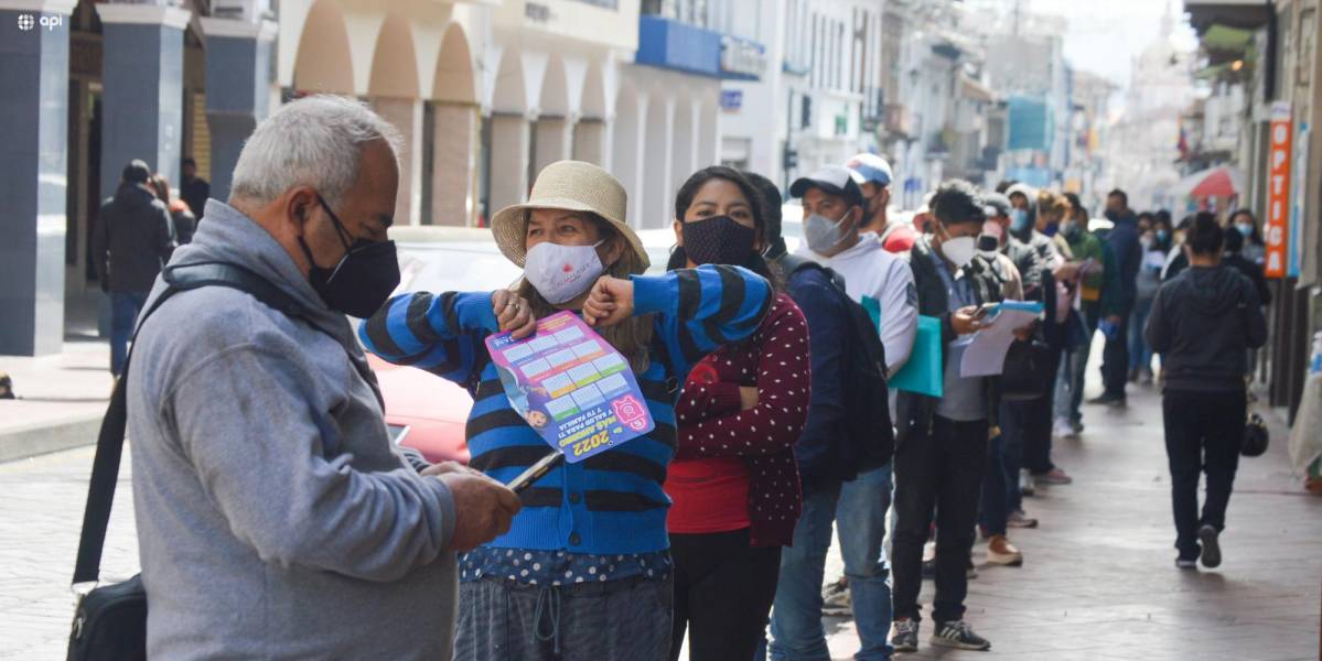 Todos los lugares públicos de Ecuador podrán funcionar con aforo del 100 %, anuncia Lasso