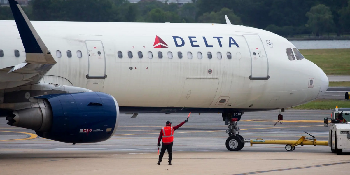 Un empleado de un aeropuerto en Texas muere succionado por el motor de un avión
