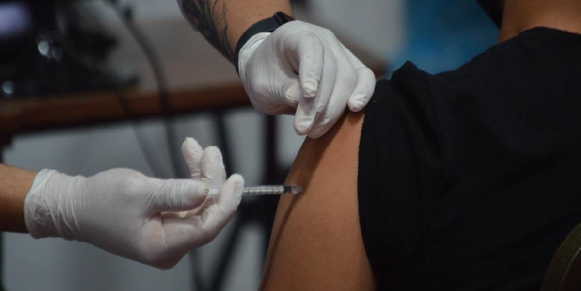 COVID-19 en Ecuador: en enero arrancaría la aplicación de la tercera dosis de la vacuna
