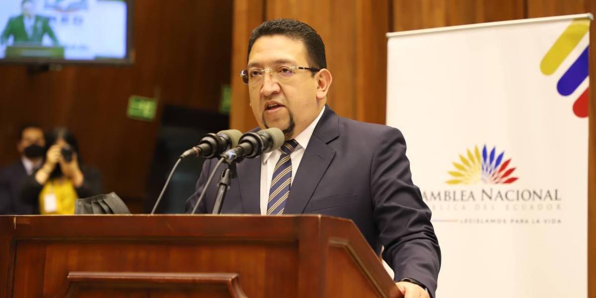 Saquicela desconoce la existencia de una mujer del maletín en la Asamblea