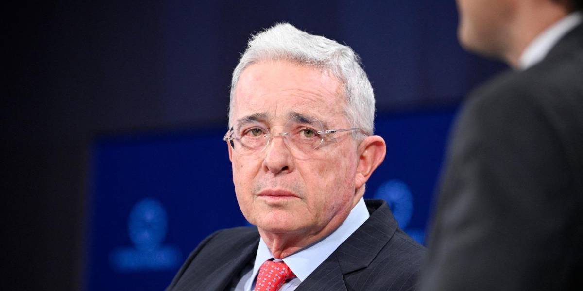 El expresidente colombiano Álvaro Uribe es condenado a 12 años de prisión domiciliaria