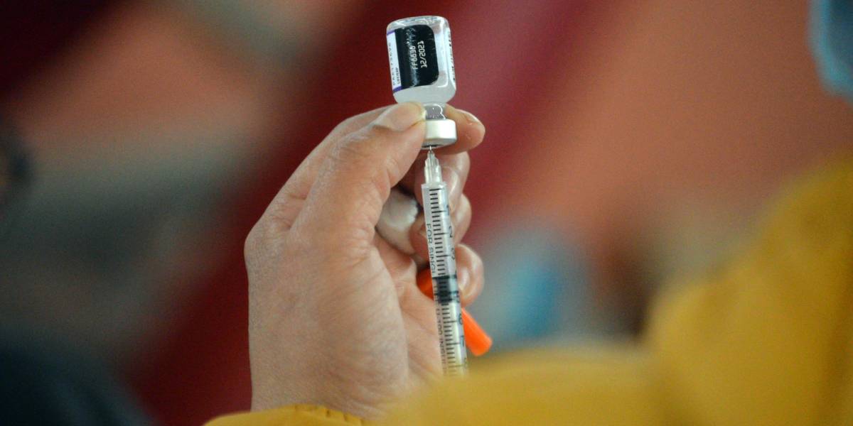 Se aplicará tercera dosis de vacuna a personal de salud hasta diciembre