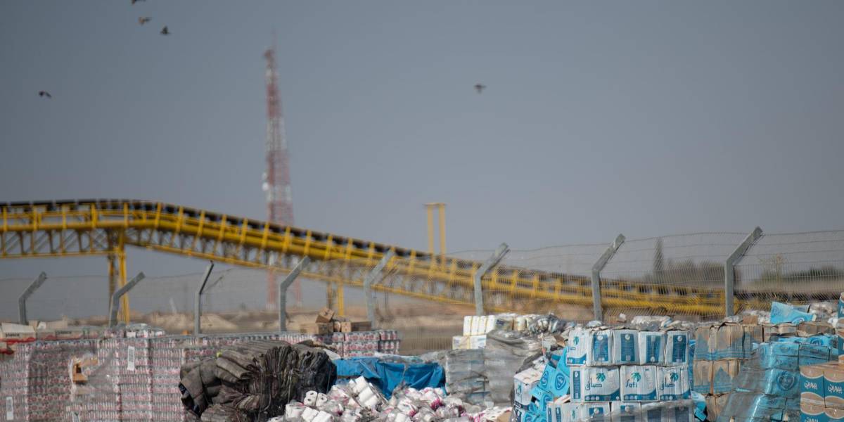 La ayuda alimentaria se descompone bajo el sol mientras la hambruna persiste en Gaza