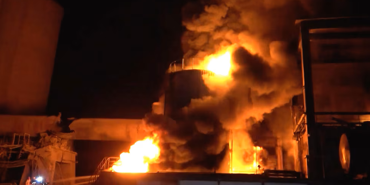 Israel bombardea el puerto de Al Hodeida en Yemen