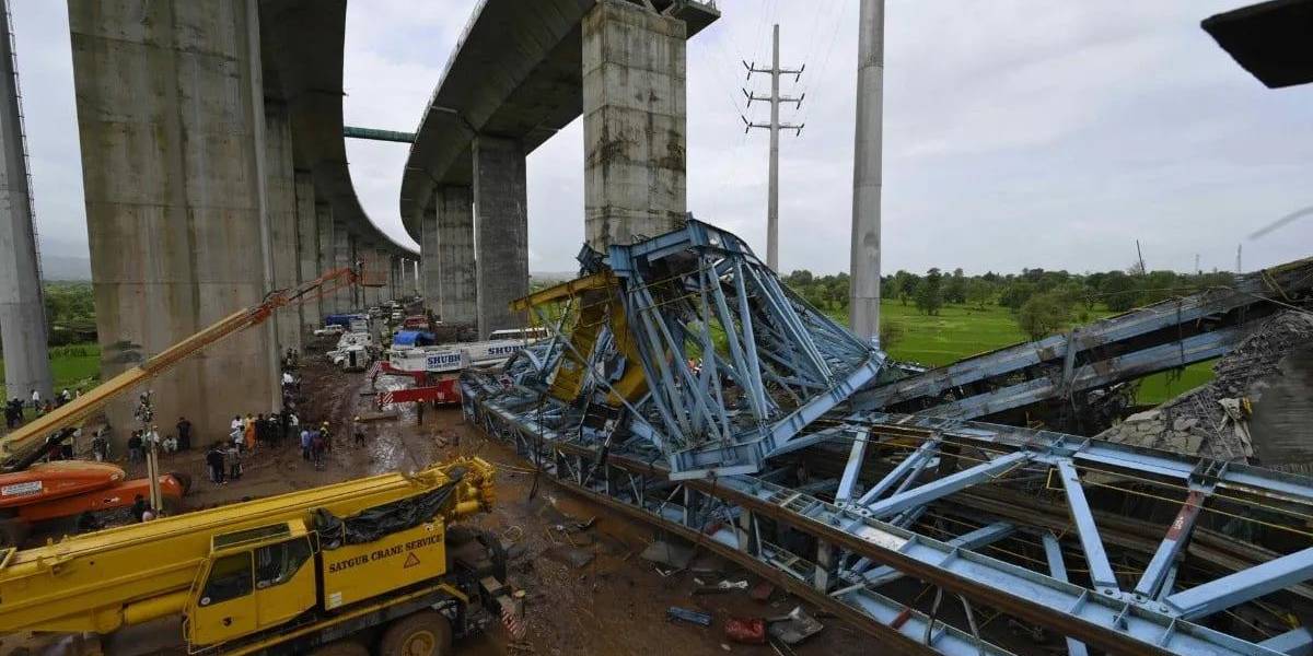 En India cayó una grúa que mató a 17 personas en una autopista