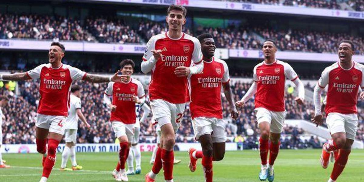 El Arsenal gana el clásico y recupera el liderato en la Premier League