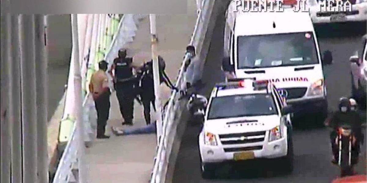 Un hombre impidió que otro se lance de un puente en Ambato