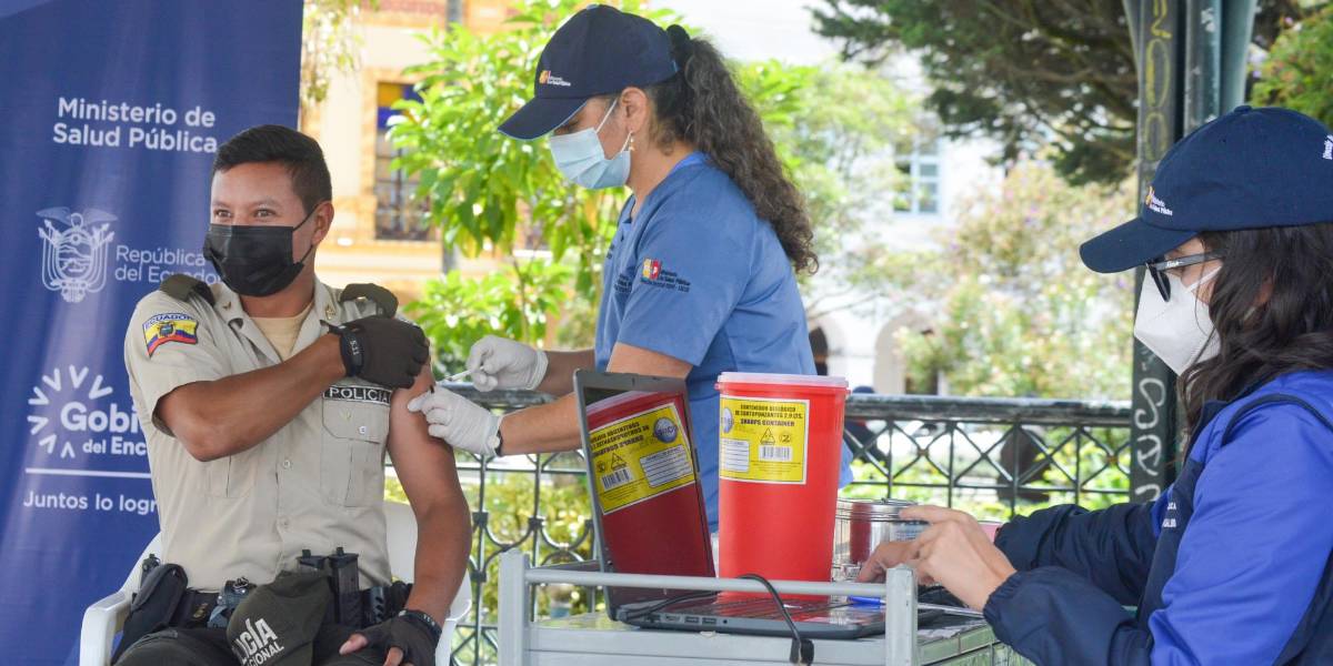 En Ecuador se aplican 28 000 vacunas contra el COVID-19 al día; en enero se administraban 148 000 dosis