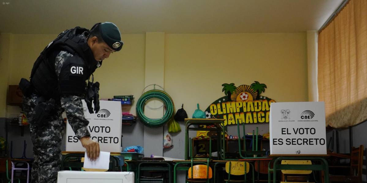 Elecciones Ecuador 2025 | Las multas por robar o alterar las papeletas electorales son de hasta USD 32 900