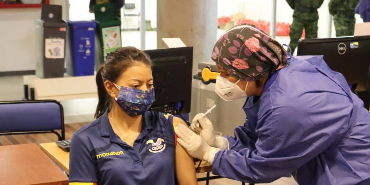 Deportistas ecuatorianos que van a Tokio 2021 son vacunados contra COVID-19