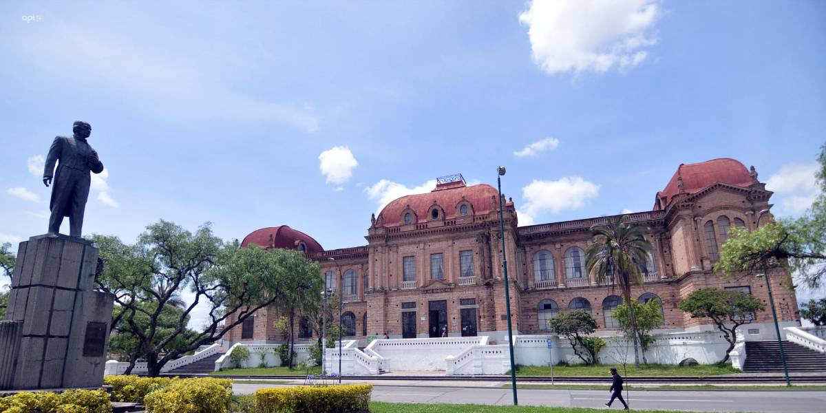 Se analiza incremento del 70% de aforo y regreso obligatorio a clases presenciales en universidades