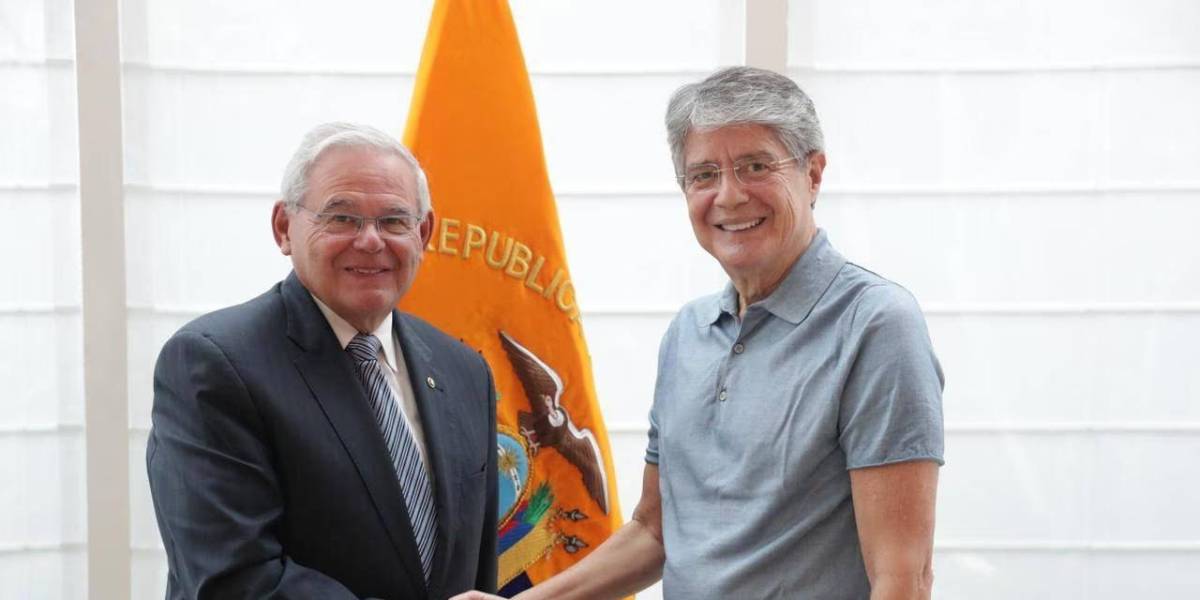 El senador estadounidense Bob Menéndez es procesado por cargos de corrupción