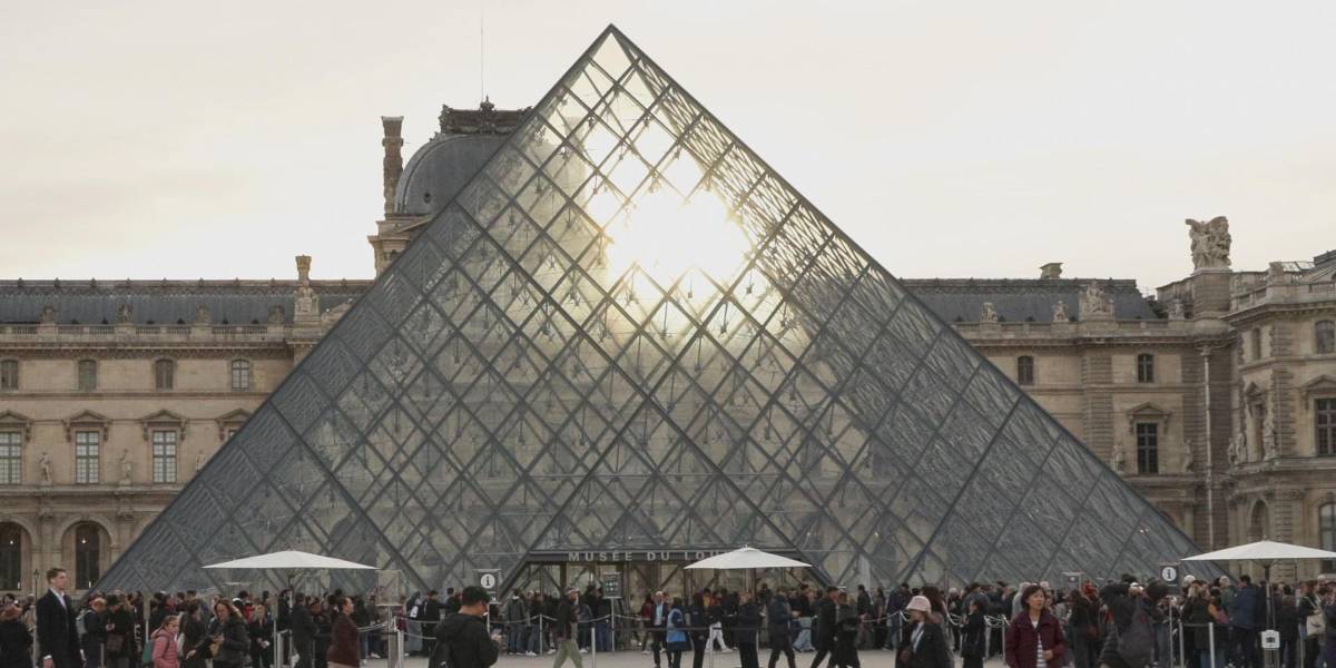 El Louvre reabre sus puertas tres días después del robo de joyas