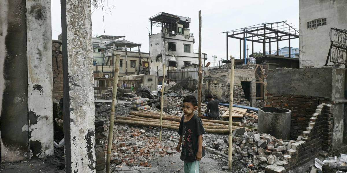 Miles de personas siguen viviendo en las calles de Birmania dos semanas después del sismo