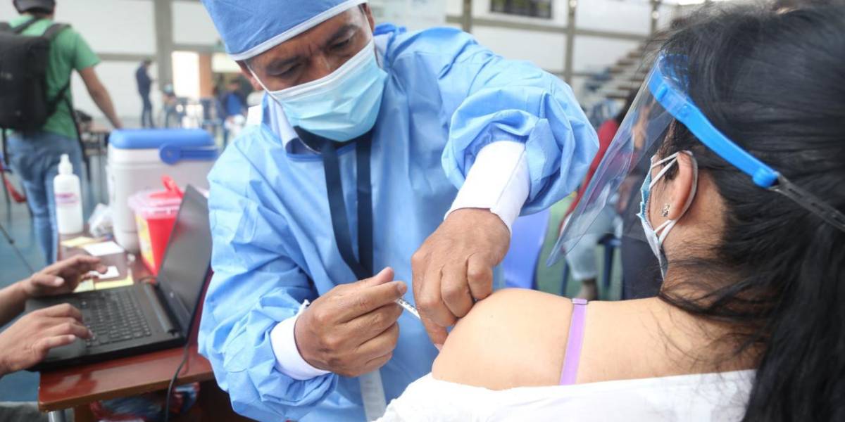 Proceso de vacunación fluye con normalidad en Quito