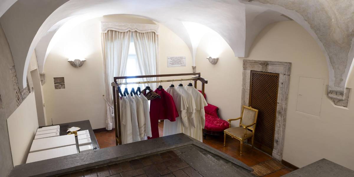 El nuevo papa, va la Sala de las Lágrimas antes de aparecer en el balcón de San Pedro