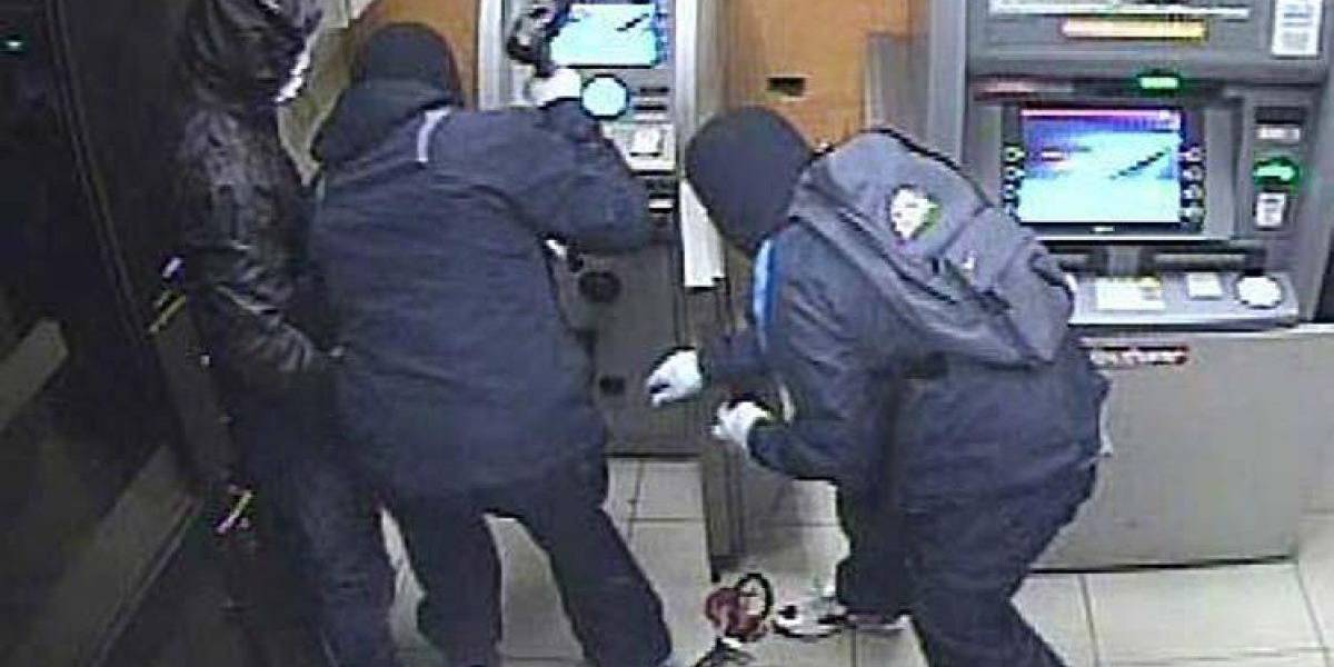 Cinco sujetos detonan y roban un cajero en Quito