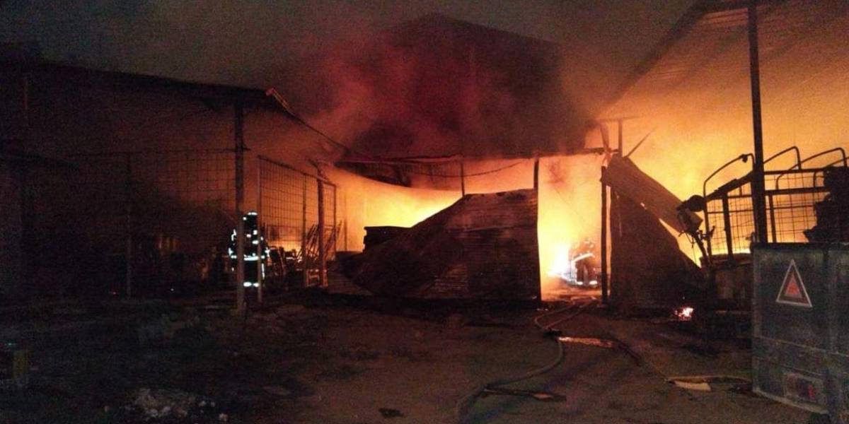 Un voraz incendio destruyó un taller mecánico en el sur de Quito