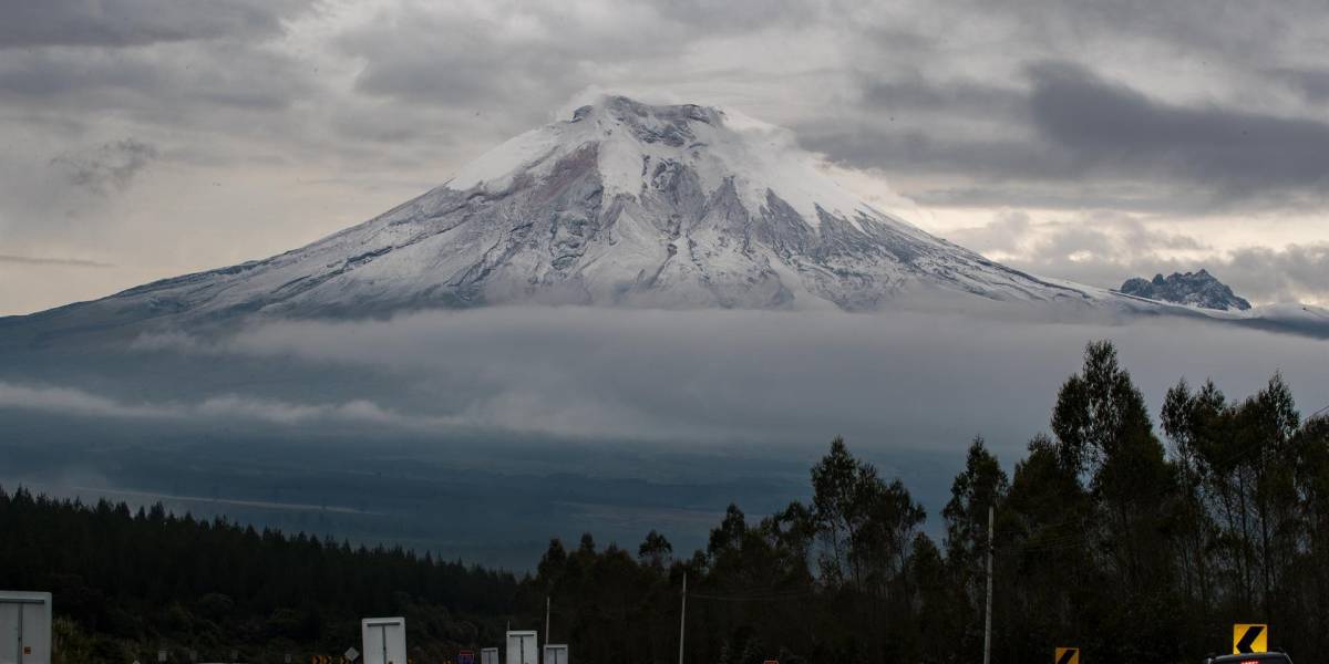 El volcán Cotopaxi sigue emitiendo vapor de agua