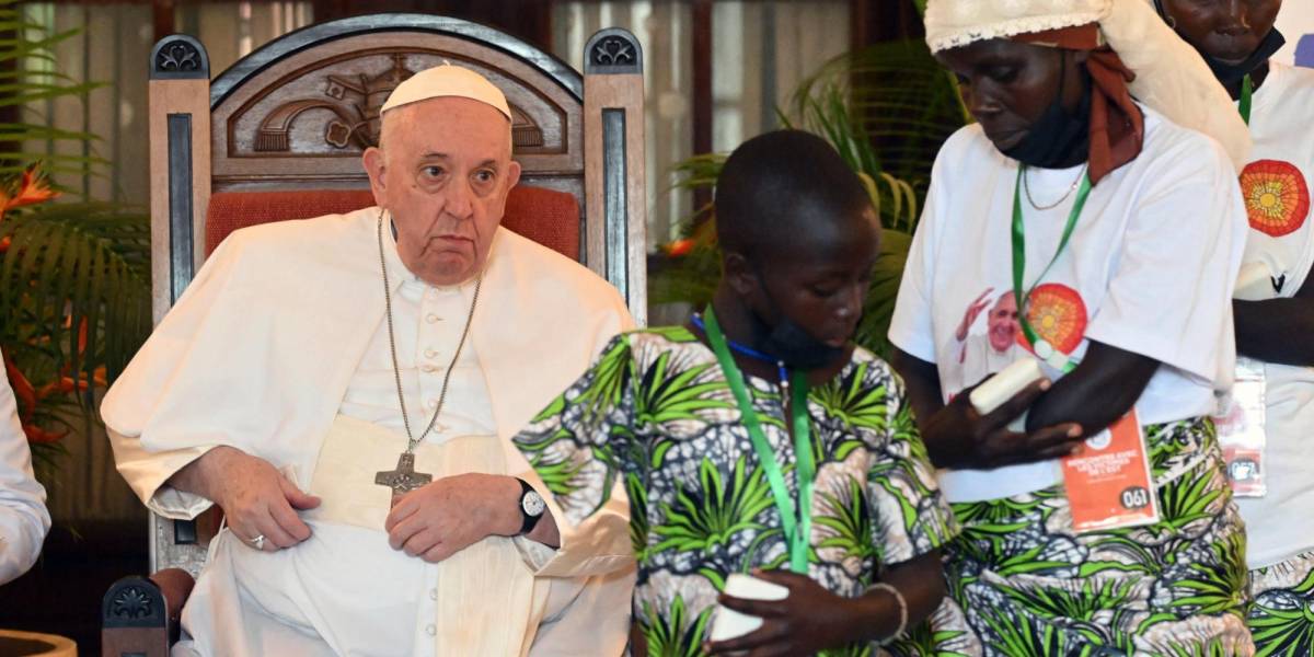 Papa recibe machetes usados en guerra en su visita a la República Democrática del Congo