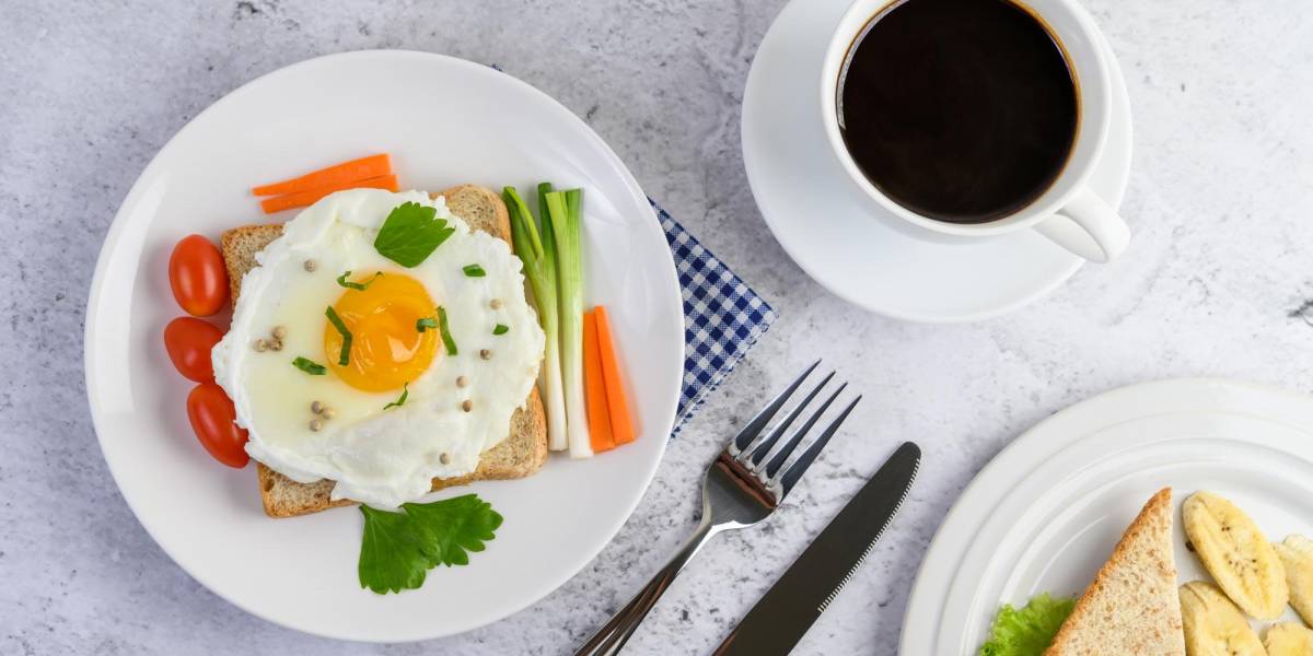 Los huevos y el café forman parte de los desayunos de muchas personas alrededor del mundo.