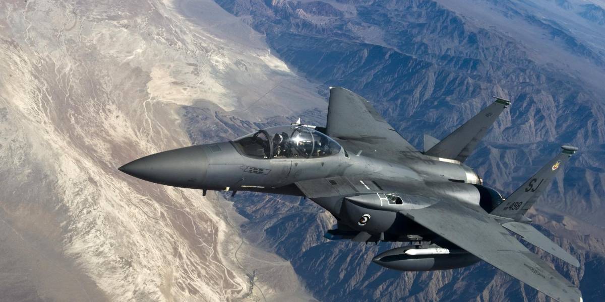 Estados Unidos: un avión se desplomó durante un espectáculo aéreo y dos pilotos salieron eyectados