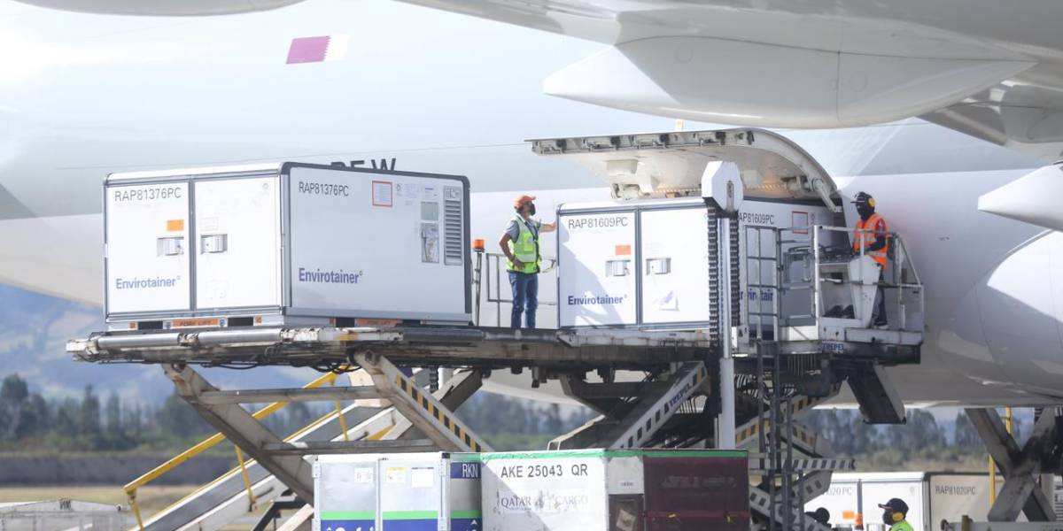 Ecuador recibe primer lote con 200.000 vacunas monodosis de la china Cansino