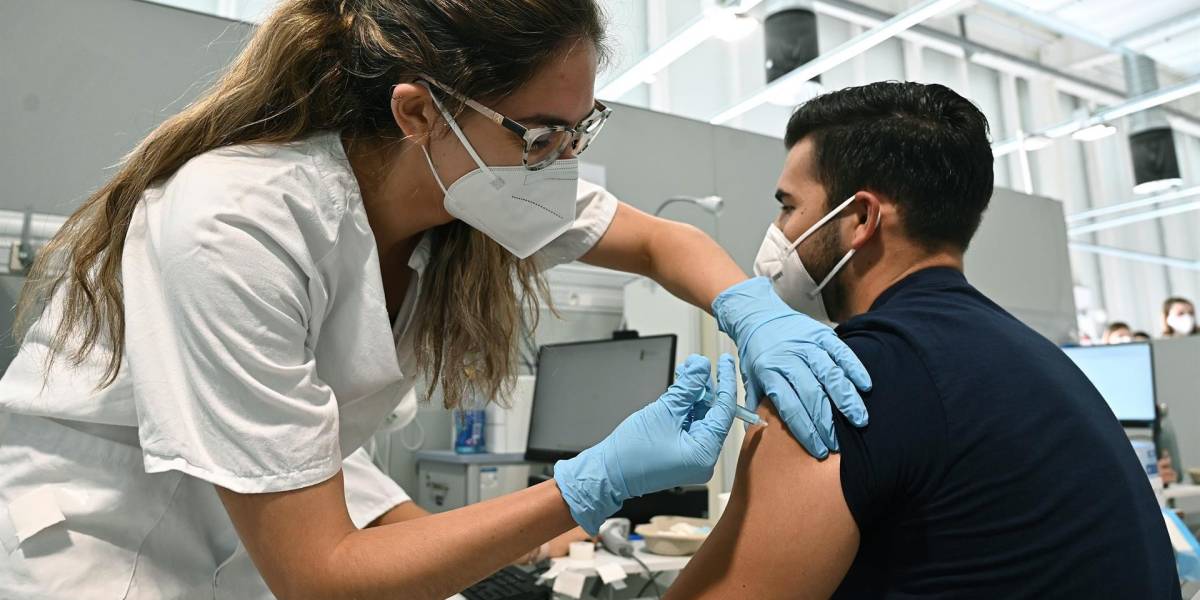 Perú no planea por ahora declarar obligatoria la vacunación como hizo Ecuador