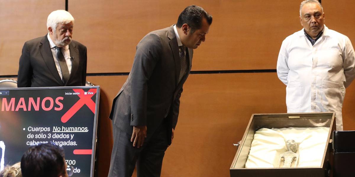 El ufólogo Jaime Maussan presenta dos cuerpos de extraterrestres en un congreso