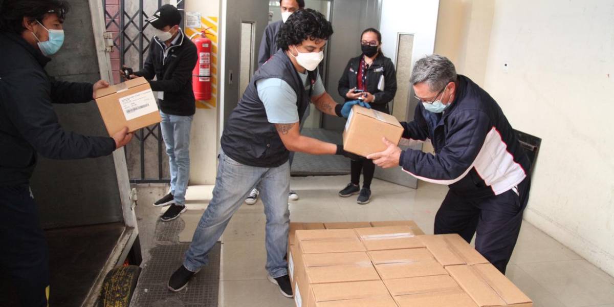 206 mil dosis de la vacuna AstraZeneca llegaron a Ecuador