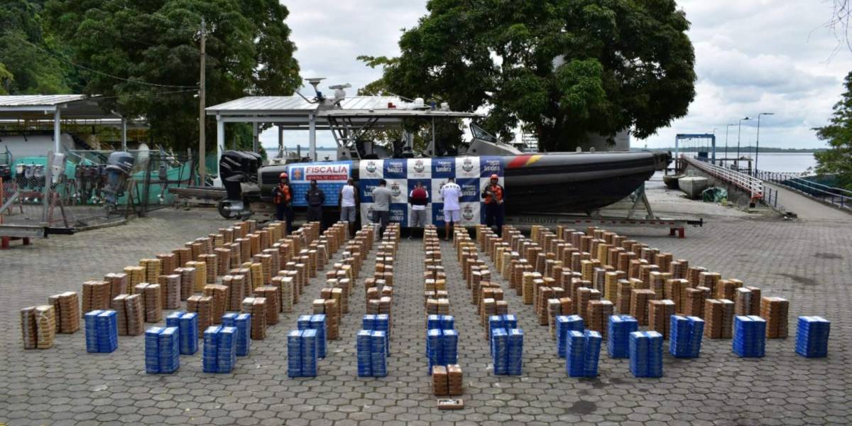 Las Armadas de Colombia y Ecuador capturan un semisumergible con cuatro toneladas de cocaína