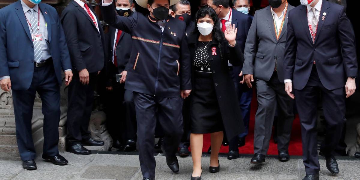 Pedro Castillo asume la presidencia de Perú