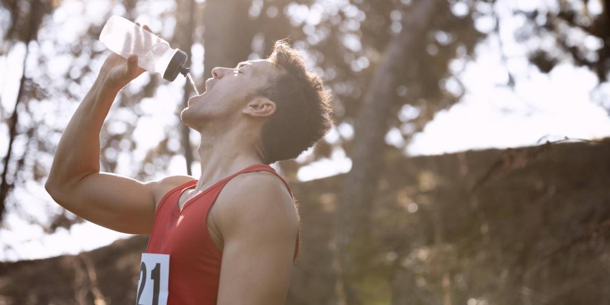 Por qué es importante tomar suero hidratante en estos días de calor y cómo prepararlo en casa