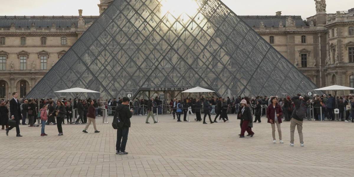 Dos mujeres y dos hombres fueron detenidos por el robo al Museo del Louvre, en Francia