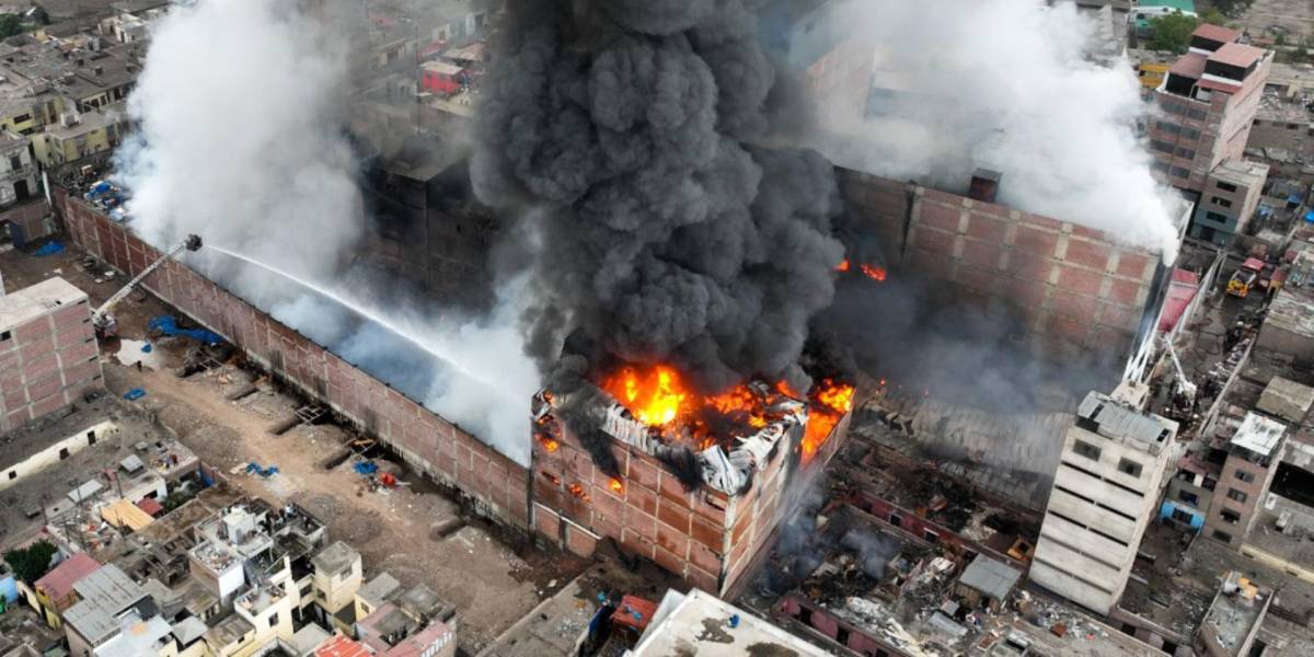 Los bomberos tardarán al menos un día más en apagar el gran incendio en el centro de Lima