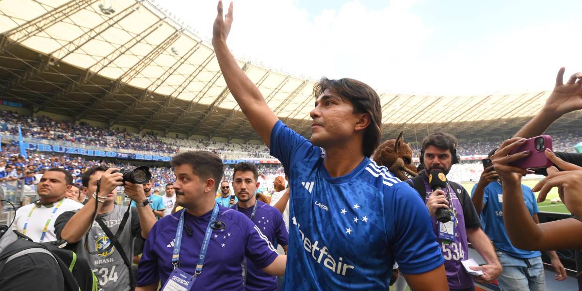 Marcelo Moreno Martins se despide del fútbol con una vuelta olímpica al estadio Mineirao
