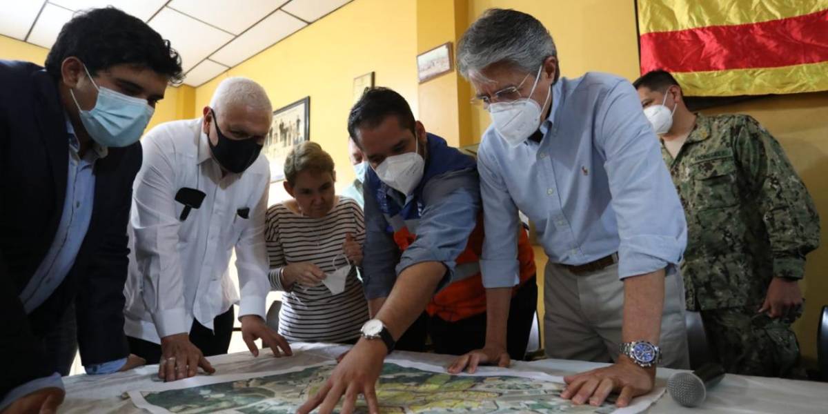 Guillermo Lasso visita zonas afectadas en Zaruma