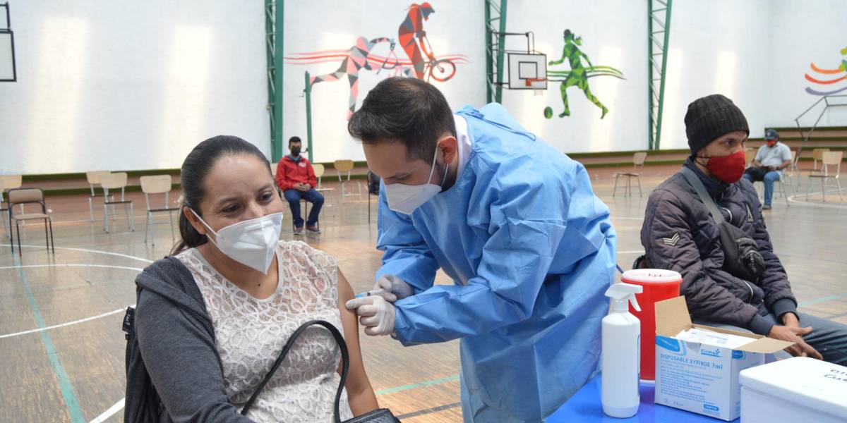 Desde este lunes arranca la vacunación de personas de 22 a 31 años en Ecuador