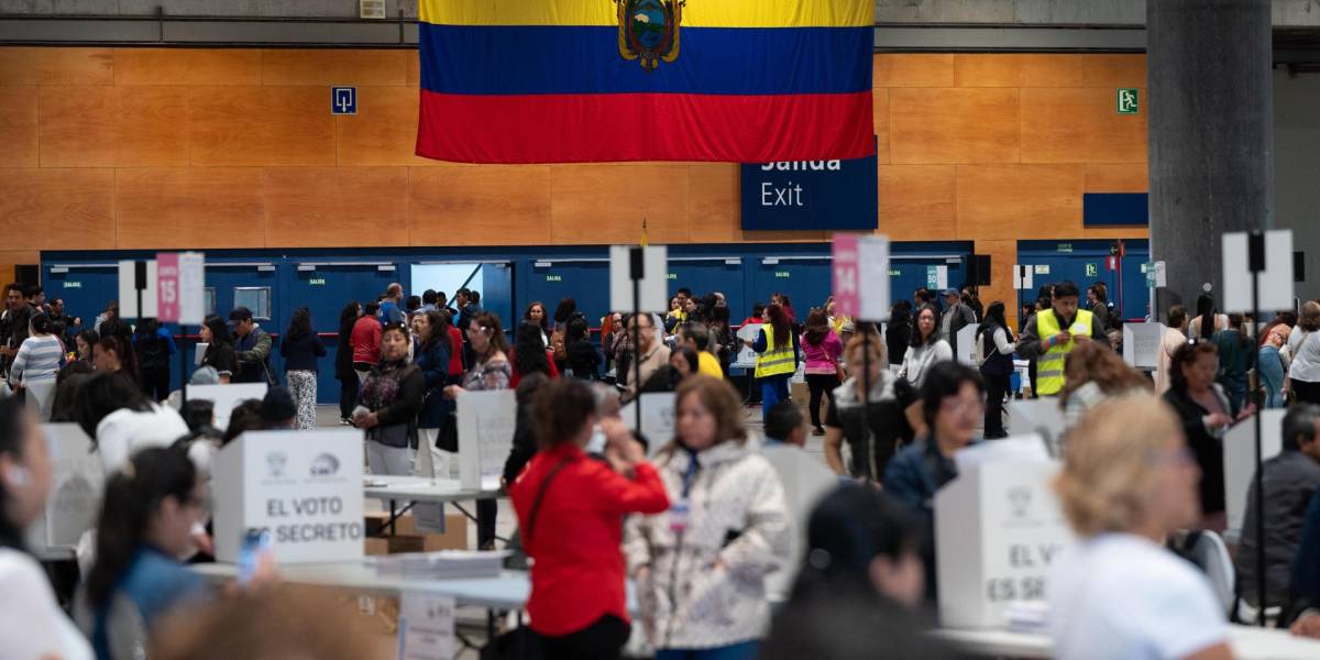 Ecuatorianos en España votaron en el referéndum y consulta popular 2024 en el IFEMA en Madrid, este domingo 21 de abril.