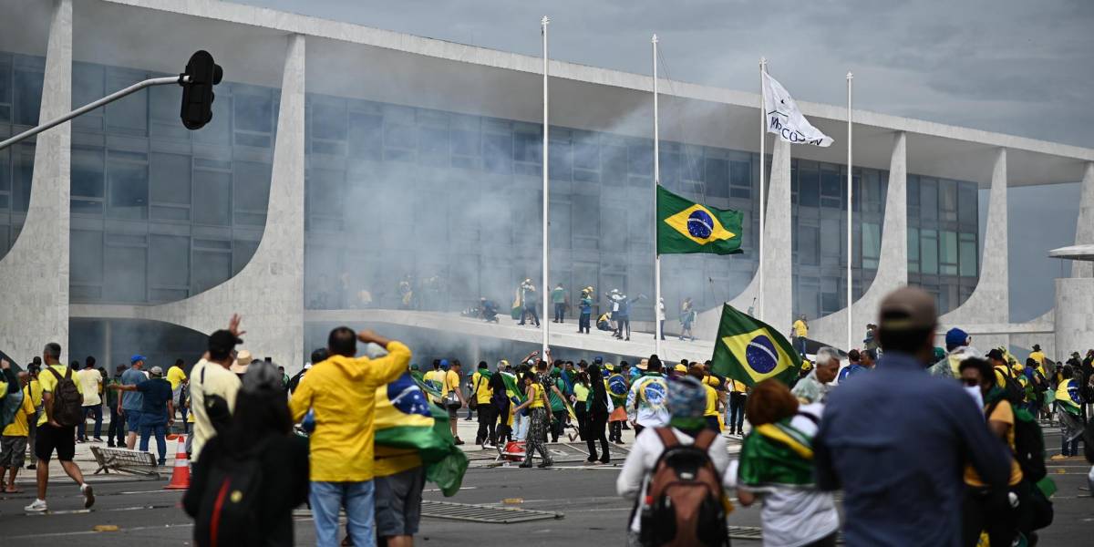 Ecuador condena el vandalismo en Brasil y respalda al presidente Lula