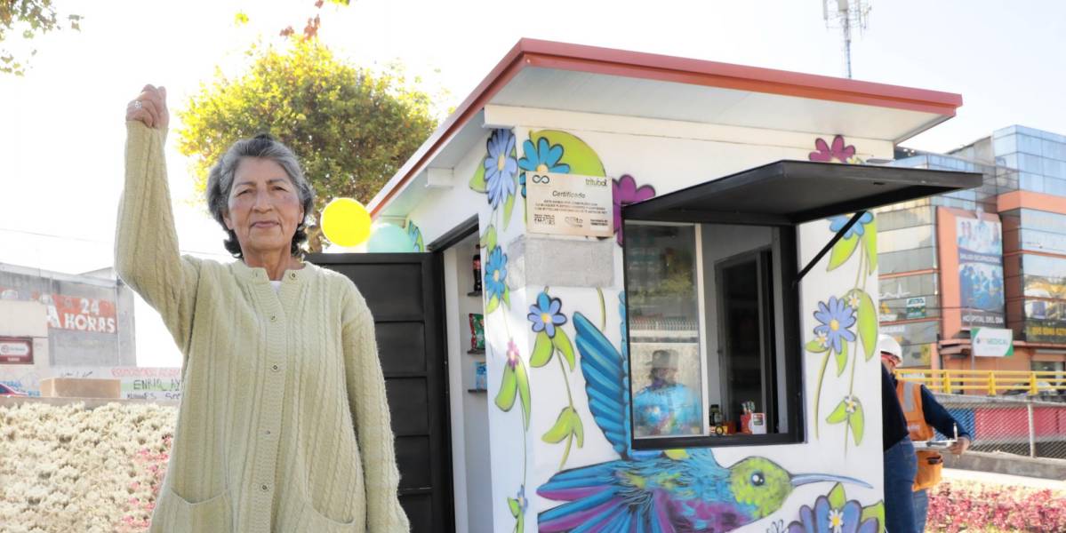 Martha Yambay recibió un nuevo kiosko, tras la destrucción del suyo durante el paro