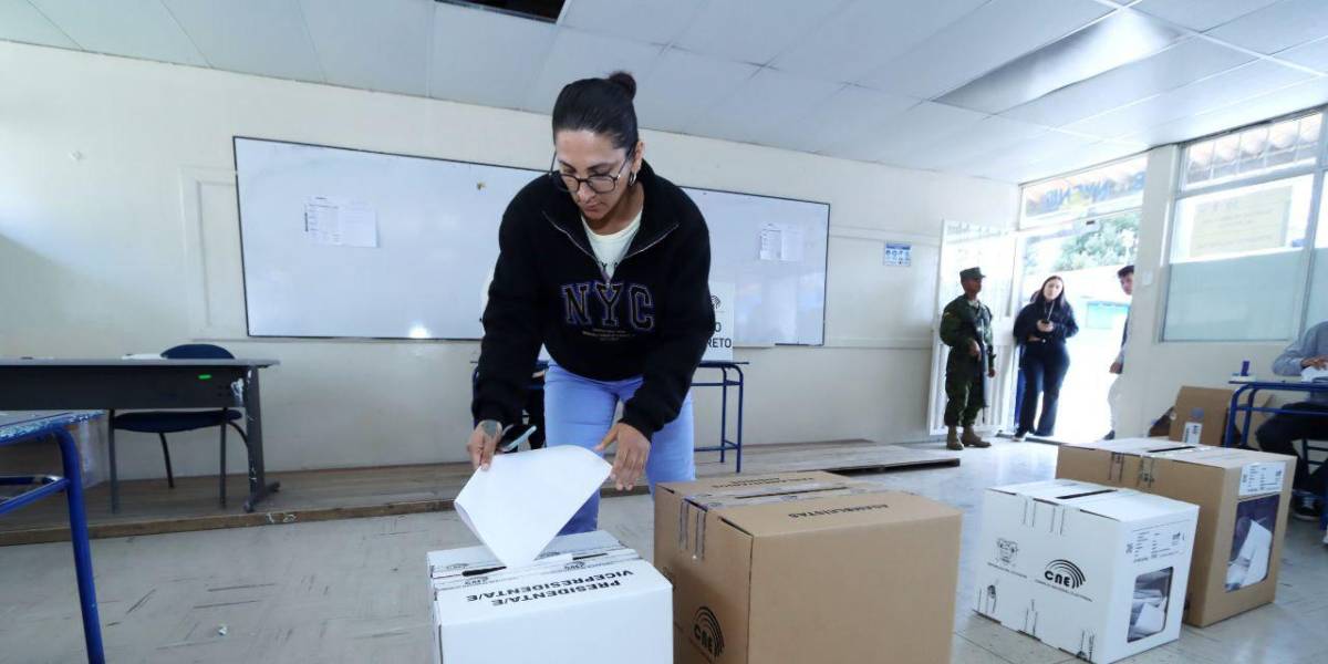 El CNE actualiza el diseño de la papeleta para la consulta popular y referéndum 2025