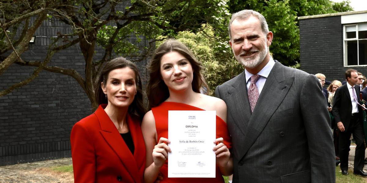 La infanta Sofía de España se gradúa de Bachillerato en Gales arropada por los reyes