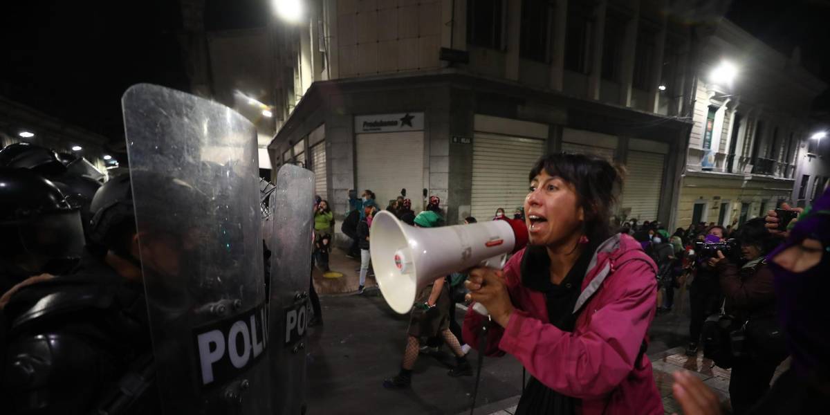 Veto parcial a Ley de aborto por violación no satisface a grupos de mujeres en Ecuador