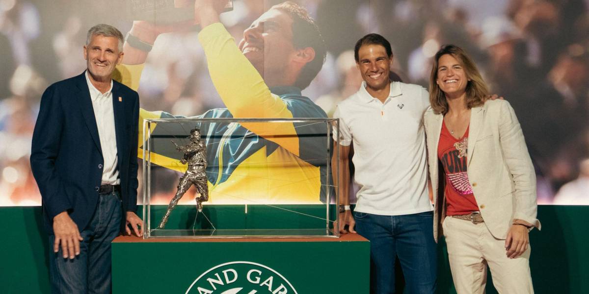 Rafael Nadal recibió la réplica de su estatua de Roland Garros