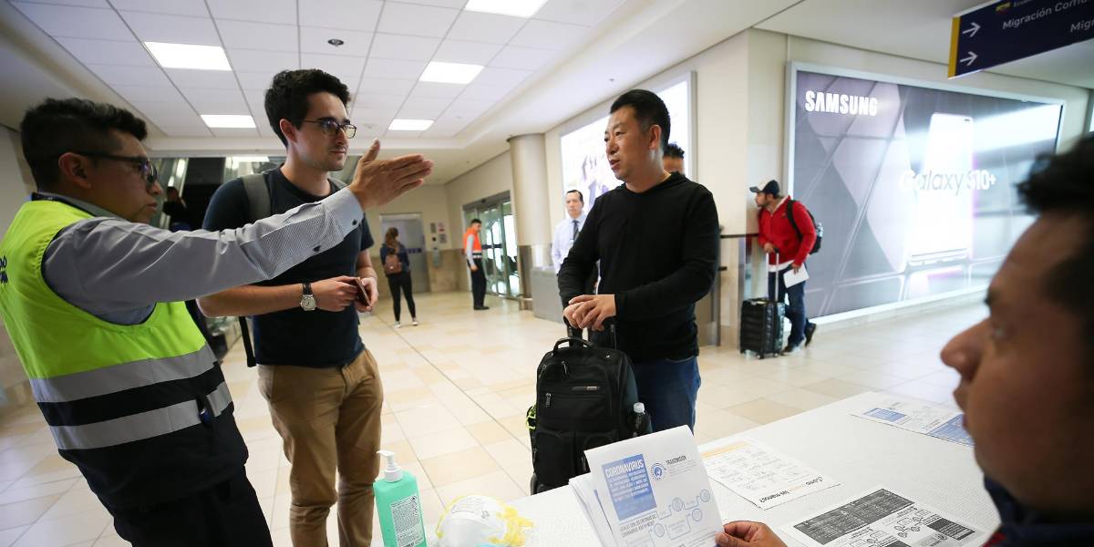En Ecuador ya no se pedirá carnet de vacunación para ingresar a los aeropuertos, pero aerolíneas aún lo pueden requerir