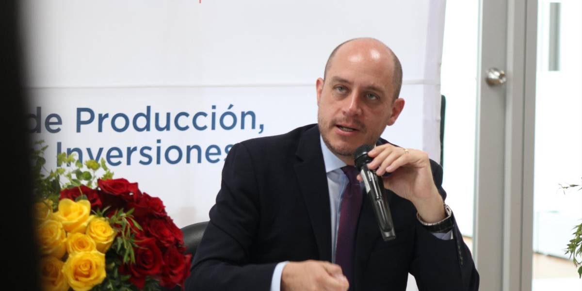 Exministro Prado dice que deja USD 7 mil millones en 240 contratos de inversión para los próximos años