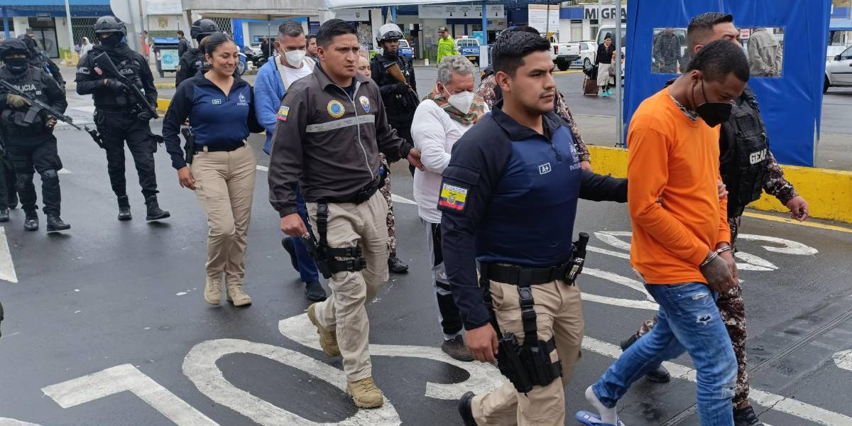 Ocho reclusos colombianos fueron repatriados a su país, en el puente de Rumichaca