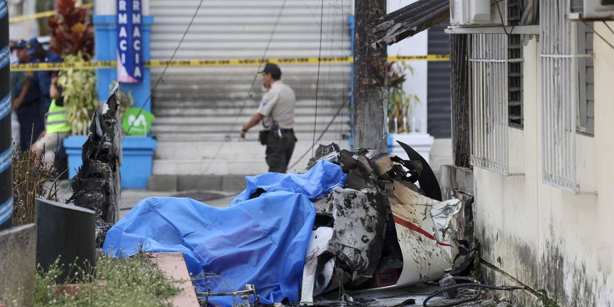 La vi volar bajo, ni se escuchaba el sonido del motor, dice el hombre que grabó el accidente de una avioneta en Guayaquil