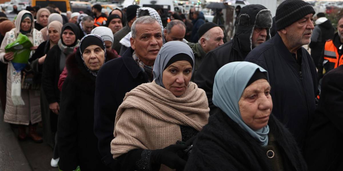 Miles de fieles acuden a Al Aqsa en el primer viernes de Ramadán pese a restricciones israelíes